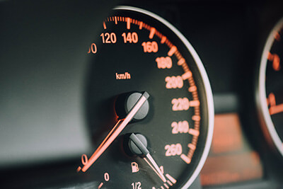 Geschwindigkeit richtig einschätzen – beim Führerschein online lernen